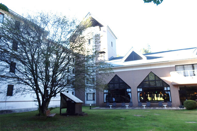 たき火やグランピングが楽しめる中庭側から見た「安曇野 穂高ビューホテル」