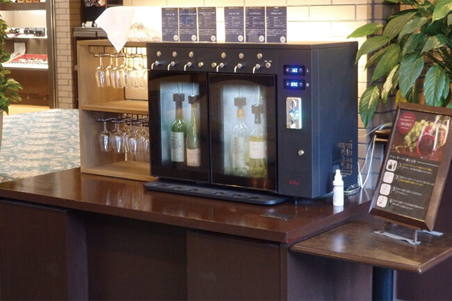 地元食を楽しむきっかけづくりに1階ロビーに設けた、複数の地元ワインを選んで楽しめるメダル式のワインサーバー