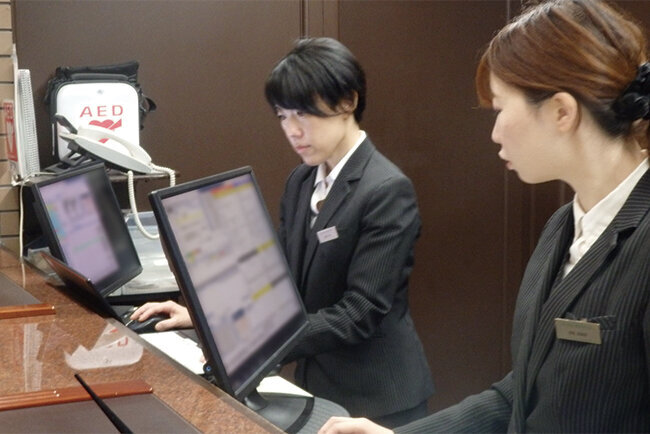 刷新したホテル管理システムでフロント業務に当たる社員