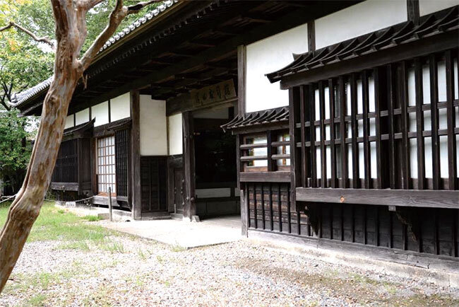 濱田庄司は古民家を10棟以上も移築し、作陶活動の拠点や住まいとしていた。益子参考館の敷地内で公開されているこれらの古民家では茅ぶき屋根のふき替え作業が定期的に行われ、文化財として維持・管理がなされている。