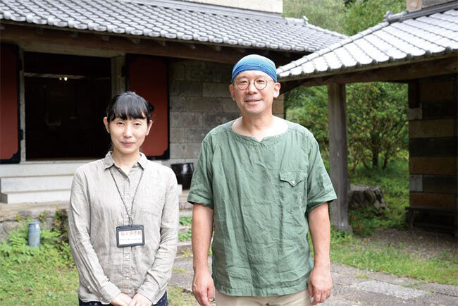 濱田庄司記念益子参考館の館長を務める陶芸家の濱田友緒氏（右）と公益財団法人における事務局の業務を取り仕切る妻の雅子さん