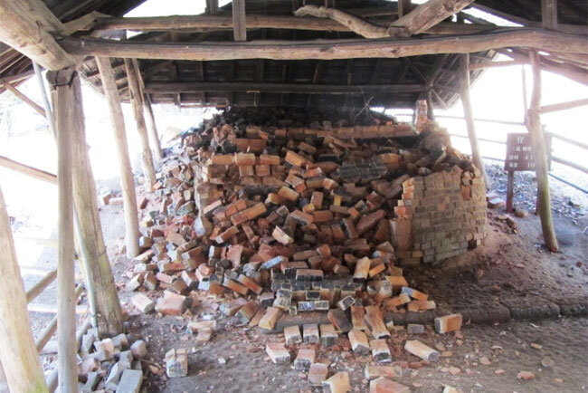益子参考館敷地内にあった登り窯。東日本大震災直後の破損状況は壊滅的だった