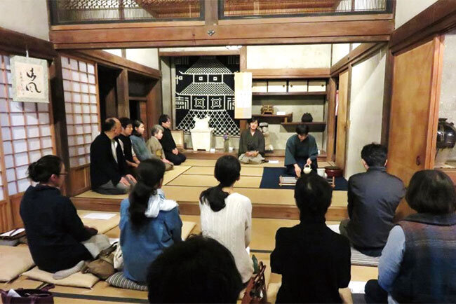 館内では定期的にお茶会やコンサート、勉強会などの催しを行っており、熱心に通う人も多い