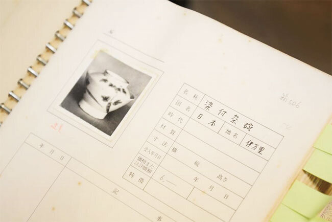 開館初期に作成された収蔵品のデータは紙ベースでファイリングされている。これらをデジタルデータベース化して活用の幅を広げることも目指している