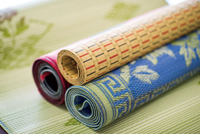 浅越製作所の織機で製作した花筵のサンプル。様々なパターンで編み上げることができる