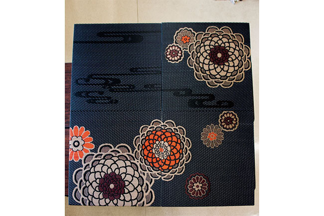 浅越製作所の織機で製作した花筵のサンプル。様々なパターンで編み上げることができる