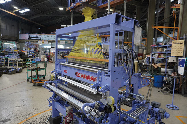 精巧な技術で組み立てられている浅越製作所の織機