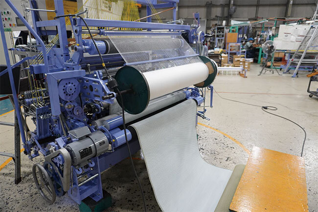 織機を試運転する様子