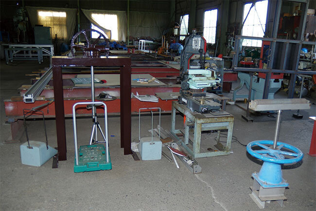 水門などが置かれた工場