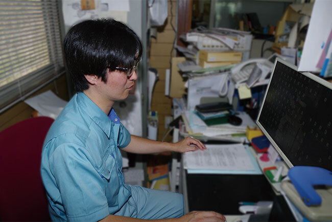 セキュリティが強化されたパソコンに向かう桜井鉄工所の宇佐美社長