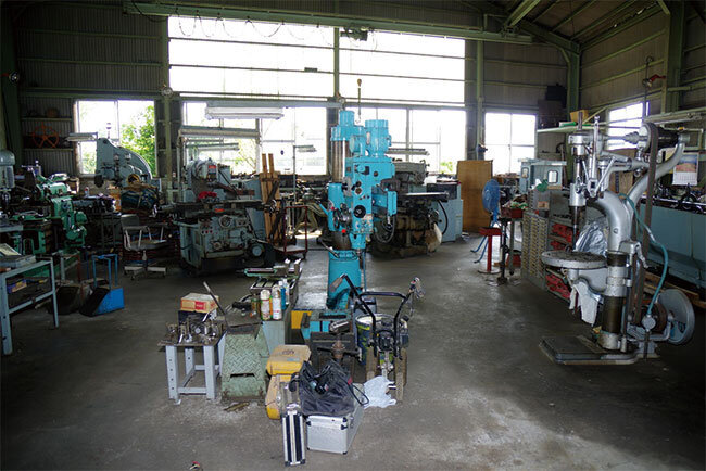 幾つもの工作機械が並ぶ桜井鉄工所の工場
