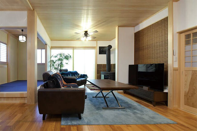 薪ストーブのあるリビング＝ホームページより