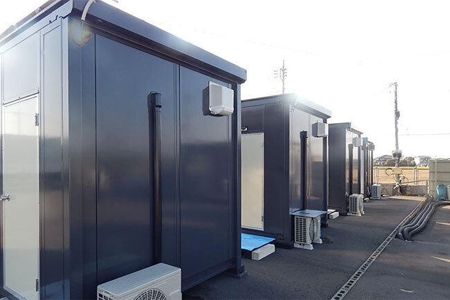 物流センター内で食用コオロギを飼育するコンテナ