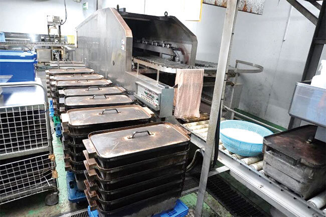 自動炊飯設備を備えたわかまつ食品の生産現場