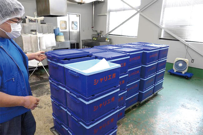 炊飯の出来上がりを確認する様子