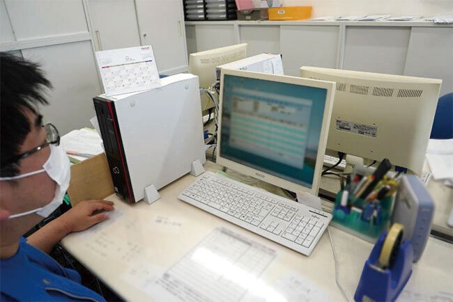 販売管理システムでデータを基に様々な分析を行っている