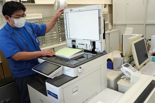 複合機のスキャン機能を活用して紙資料のデジタル化を進めている