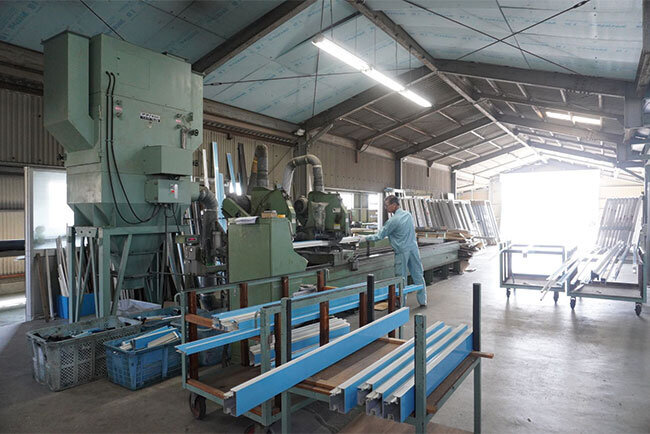 材料を加工する様子