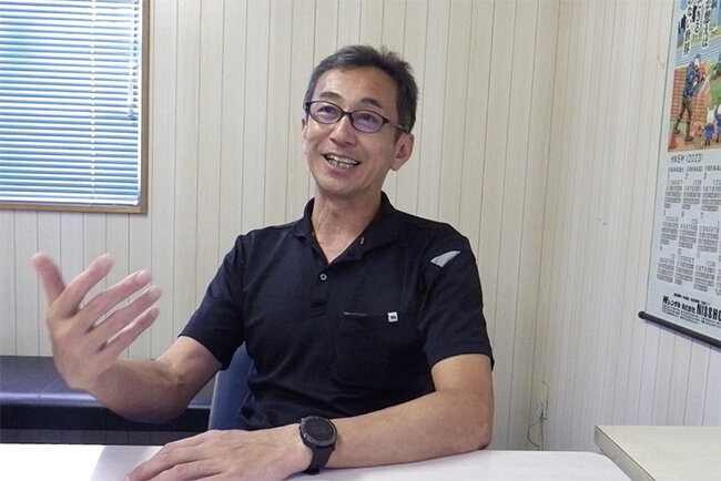 ボトムアップ経営への転換を語る松岡賢社長）