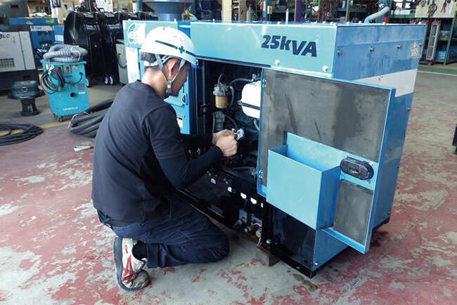 レンタル用建機をメンテナンスする整備士