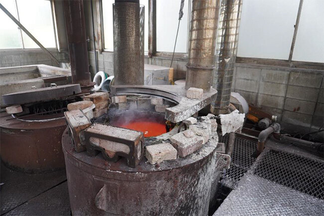 フクネツの工場に設置されている熱処理設備の一つ（中性塩浴炉）