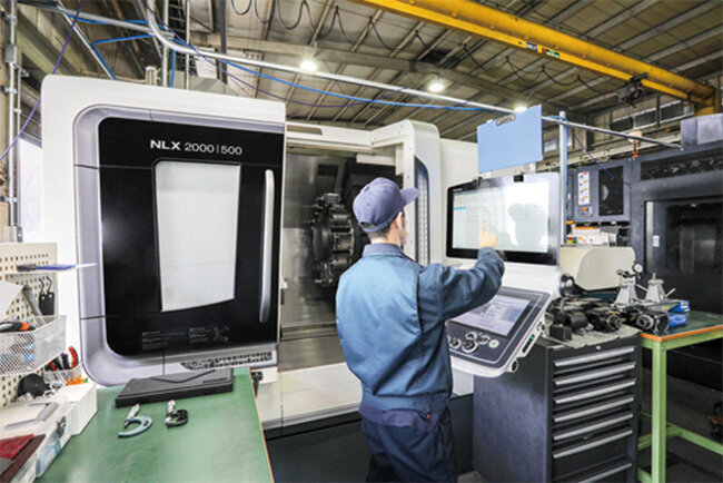 フクネツが導入している工作機械の一つ（複合旋盤）