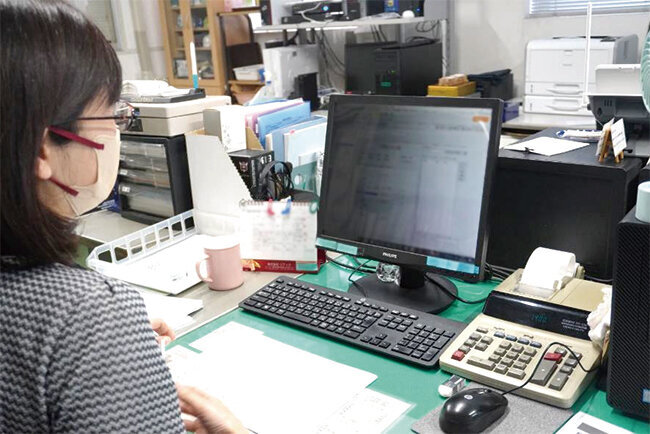 勤怠管理システムを活用する様子