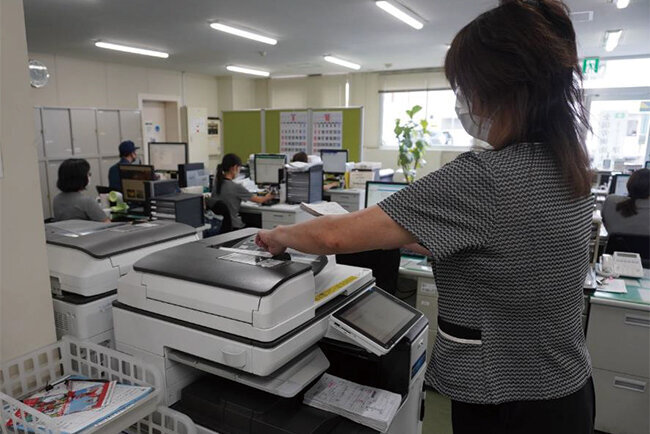 複合機を活用して紙文書のデジタル化を進めている