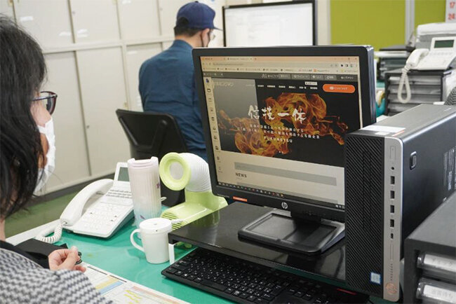 ホームページを編集する様子