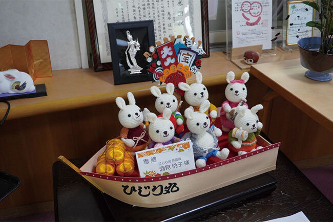 ひじり園の玄関に展示されている地域の人から贈られた雑貨