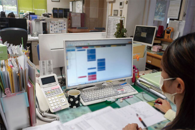 勤怠管理システムを活用する様子