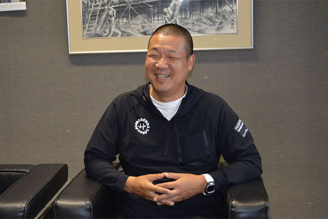 「年間2、3億円を自社の機材や人材に投資しています」と話す千田英治専務取締役