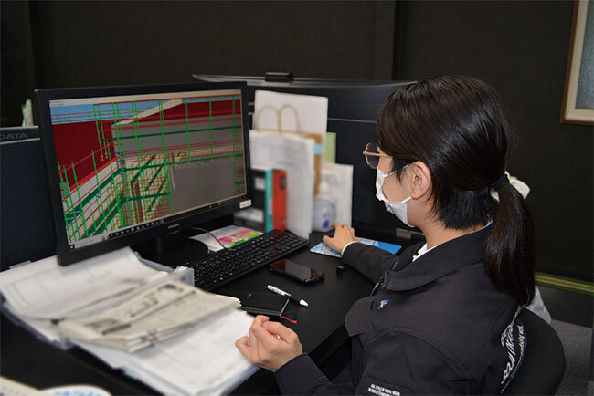 3D設計図をチェックする設計士。建物、足場の様子が一目瞭然でわかる