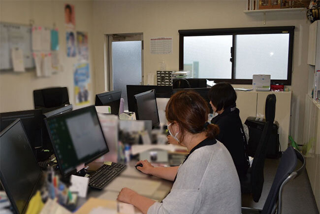 総務部門を扱う事務所。「様々なアプリを連携でき、いつでも誰でも利用でき、便利になった」