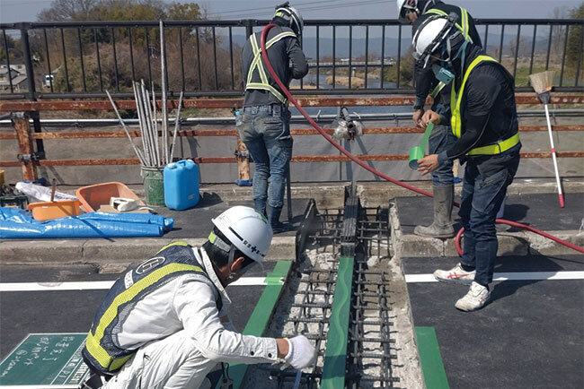 橋梁補修工事で伸縮装置を取り換える。「ものは壊れる。それを直す人が必要です」