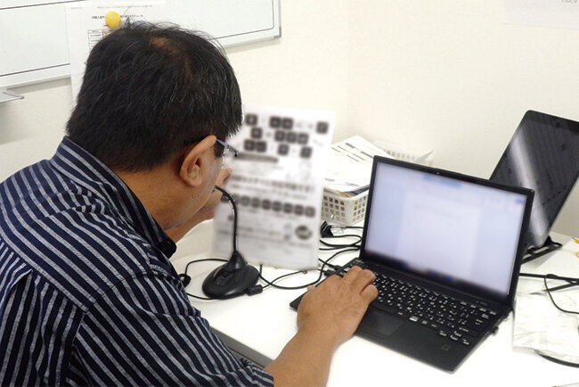 音声入力支援システムを使って文章を作成する別府博幸副理事長