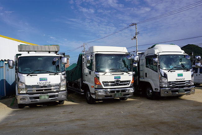 コムスが所有する中型トラック