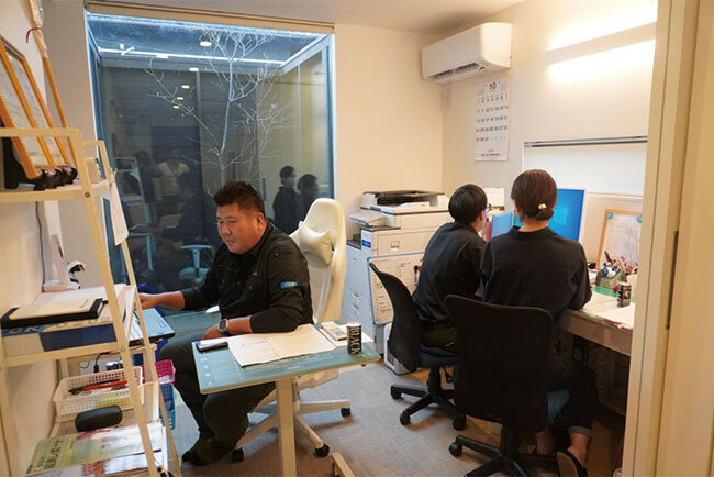 コムスのオフィスの様子