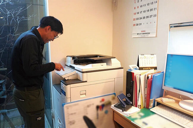 複合機を使って仕事をする様子