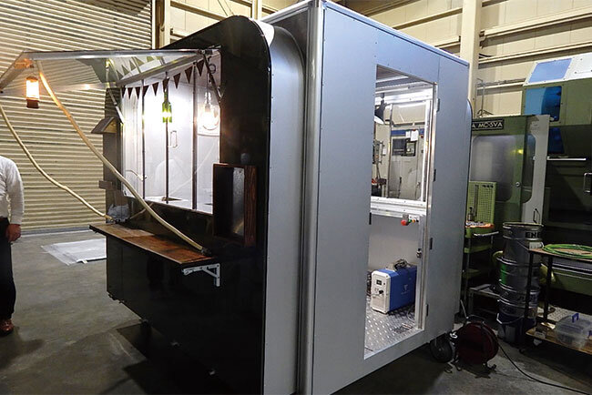 開発したキッチンカーの外観。可変拡張機能が特徴