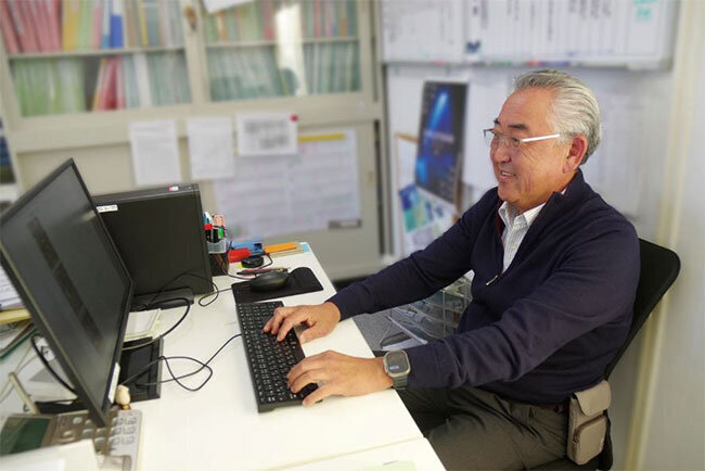 パソコンに向かう有限会社プロジェクトの近藤雄一郎代表取締役