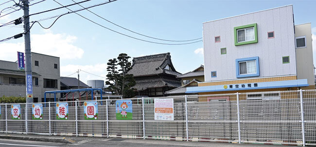 青空幼稚園の奥に瑞光山妙楽寺がある