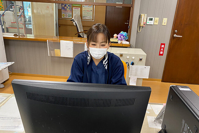 オンライン研修への対応にあたった事務担当の中嶋彩乃さん