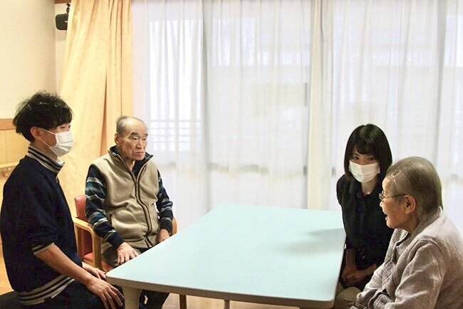 日ごろから施設内で介護職員が利用者とコミュニケーションをとっている