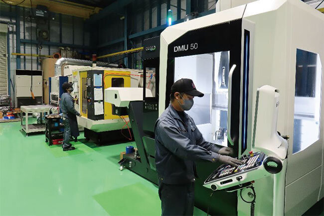 複雑な加工も可能にする「同時5軸加工機」をはじめ、多種多様な設備を揃えている