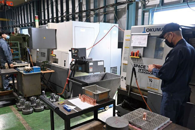 整然と並ぶ部品、静かに進められる作業