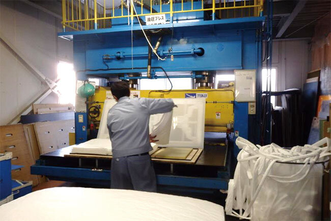 宇都宮産業の基盤事業であるプレス加工事業を支える同社最大の油圧自動全抜きプレス機