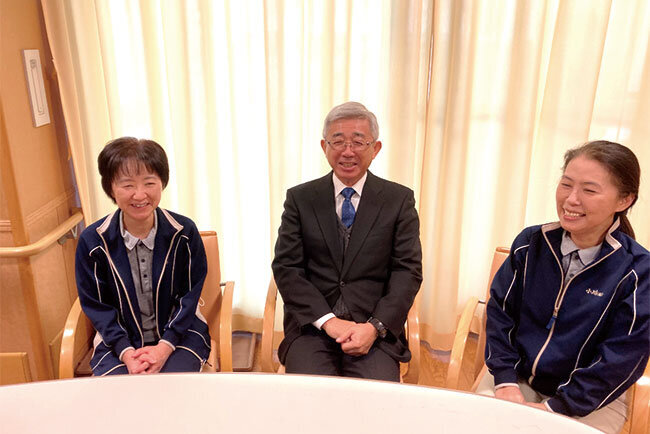 法人の説明をする北澤正孝理事長（中）・杵渕和美理事（左）・小川裕代さん（右）