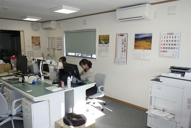 オフィスでは帳票類の電子化や現場から送られてきた画像の整理を行っている