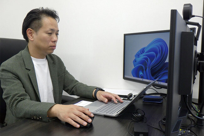 パソコンに向かうK LINEの越田社長